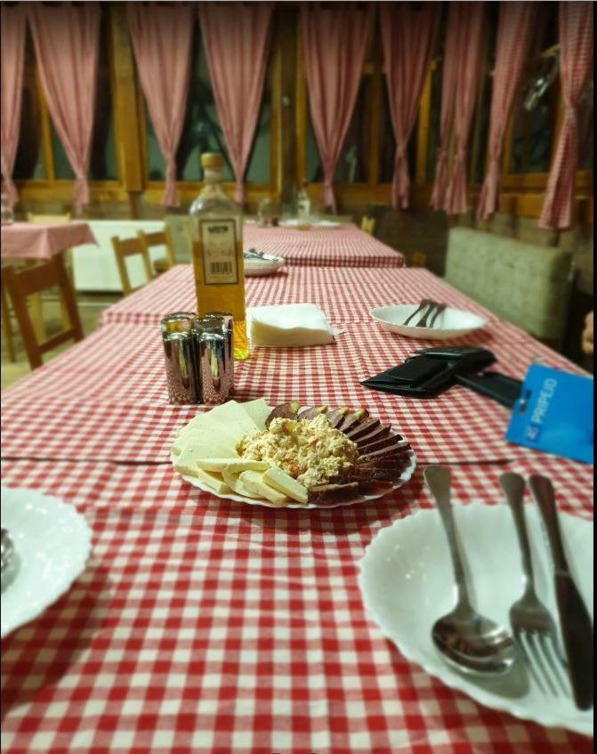 Domacinstvo Kod Gere Bed and Breakfast Crni Vrh Buitenkant foto